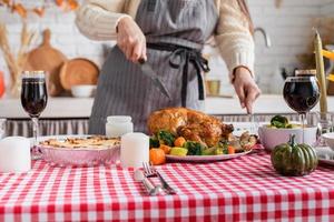 donna che prepara la cena del ringraziamento a casa cucina, decorazione foto