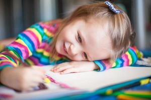 bambina carina dipinto con matite