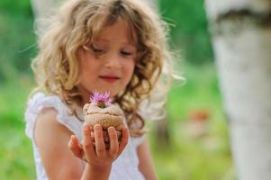 ragazza del bambino che gioca con la torta di pasta di sale in estate foto