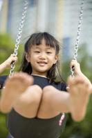 giovane ragazza asiatica che gioca felicemente nel parco foto