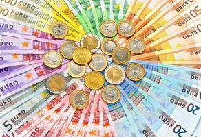 primo piano delle monete e banconote in euro