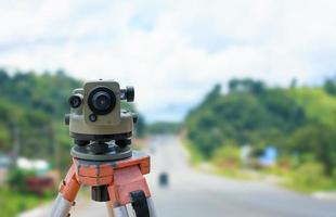 cantiere stradale, strumento teodolite per la costruzione di strade foto