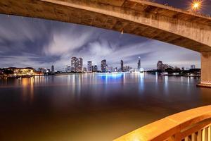 bellissimo paesaggio tramonto del fiume chao phraya foto