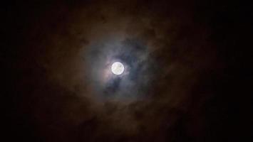 luna piena nel cielo nuvoloso foto