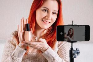 L'influencer della blogger di bellezza conduce il flusso online. la giovane donna mostra come truccarsi e usare i cosmetici. foto