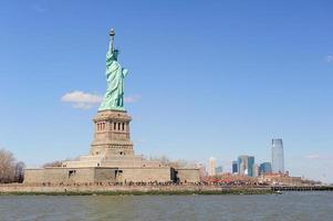 statua della libertà e new york city manhattan foto
