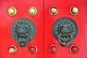 porta cinese rossa a hong kong foto