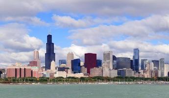 skyline di chicago sul lago michigan foto