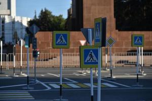 strada per bambini con segnaletica stradale e segnaletica foto