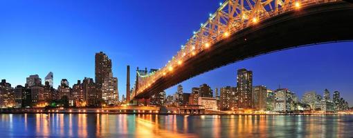 Queensboro Bridge e Manhattan foto