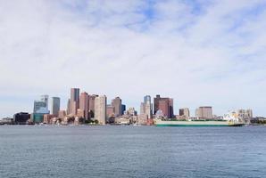 skyline urbano della città sul mare foto