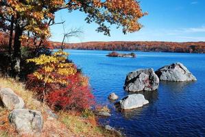 montagna d'autunno con il lago foto