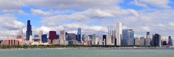 skyline di chicago sul lago michigan foto