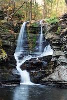 cascata d'autunno in montagna foto