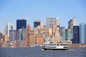 grattacieli e barca di new york city manhattan foto