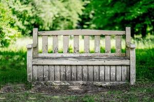 panchina in legno bianco su sfondo verde foto
