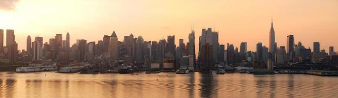 panorama di alba di New York City foto