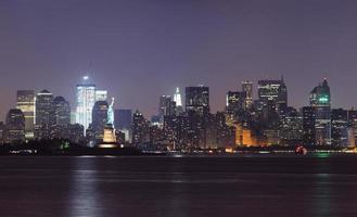skyline di Manhattan di New York City di notte foto
