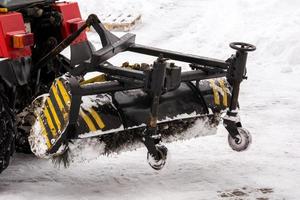 attrezzatura per la rimozione della neve durante il lavoro foto