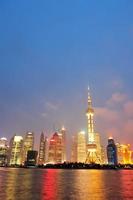 skyline di shanghai di notte foto