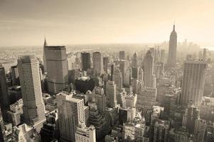 skyline di new york city in bianco e nero foto