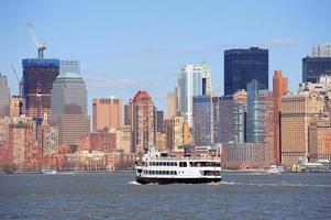 grattacieli e barca di new york city manhattan foto