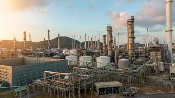 Vista aerea dell'impianto di raffineria di petrolio e della petroliera al terminal del petrolio greggio per la logistica e il trasporto aziendale di concetto di carico o scarico foto