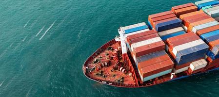 vista laterale aerea della nave da carico che trasporta container e funziona per l'esportazione di merci dal porto del cantiere merci al trasporto tecnologico personalizzato sull'oceano, sdoganamento. foto