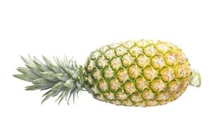 ananas maturo isolato su sfondo bianco foto