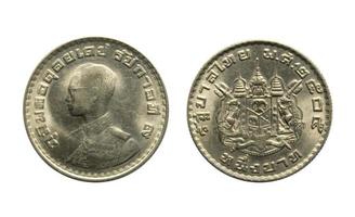 antica moneta in nichel un baht anno 1962, retro e parte anteriore della thailandia con tracciato di ritaglio isolato su sfondo bianco. foto