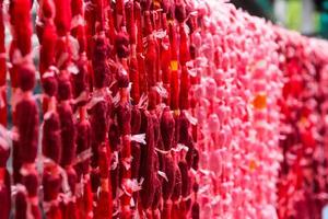 seta rossa e rosa appesa al binario, concetto di filato di seta mudmee. foto