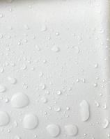 gocce d'acqua su uno sfondo bianco. per lo sfondo sulla pioggia battente con gocce naturali. foto