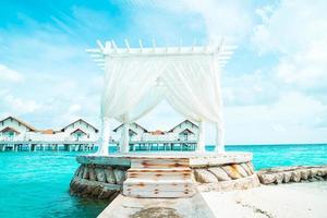 arco bianco con resort e mare delle Maldive tropicali foto