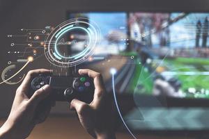 giocatore che gioca con il joystick con computer, giochi e sfide di eSport foto