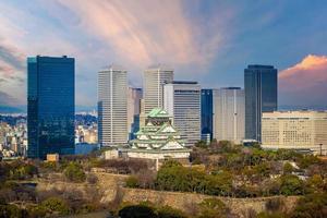 skyline della città di osaka nel paesaggio urbano del giappone foto