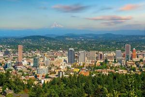 paesaggio urbano dell'orizzonte del centro di città di portland dell'oregon, negli stati uniti foto