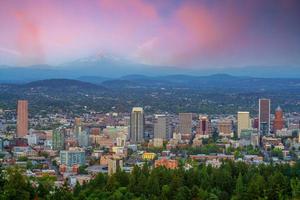 paesaggio urbano dell'orizzonte del centro di città di portland dell'oregon, negli stati uniti foto