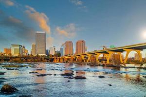 paesaggio urbano dell'orizzonte della città del centro di richmond in virginia, usa foto