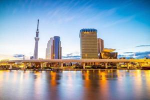 skyline di tokyo in giappone sul fiume sumida foto