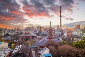 vista del paesaggio urbano dell'orizzonte della città del centro di tokyo al tramonto foto