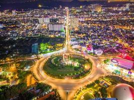 vista panoramica costiera di vung tau dall'alto, con rotatoria, casa, monumento ai caduti del vietnam in vietnam. fotografia a lunga esposizione di notte. foto