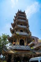 linh phuoc pagoda a da lat, vietnam. il famoso punto di riferimento di dalat, il tempio buddista in vetro di porcellana. linh phuoc pagoda a dalat vietnam chiamata anche pagoda del drago. foto