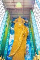 linh phuoc pagoda a da lat, vietnam. il famoso punto di riferimento di dalat, il tempio buddista in vetro di porcellana. la più grande statua del bodhisattva avalokitesvara fatta di fiori immortali foto