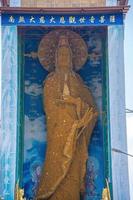 linh phuoc pagoda a da lat, vietnam. il famoso punto di riferimento di dalat, il tempio buddista in vetro di porcellana. la più grande statua del bodhisattva avalokitesvara fatta di fiori immortali foto