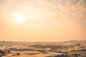 incredibile paesaggio al tramonto nella valle agricola della serra nella città di da lat. la luce della serra per far crescere i fiori in da lat. concetto di viaggio e paesaggio foto