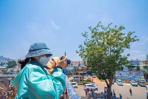 messa a fuoco giovane ragazza scattare foto alla pagoda di linh phuoc o ve chai pagoda è un tempio buddista del drago nella città di dalat in vietnam