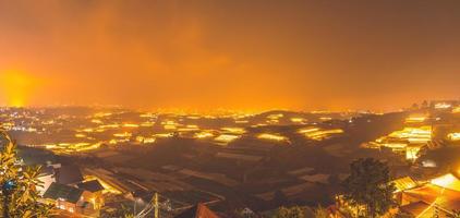 incredibile paesaggio al tramonto nella valle agricola della serra nella città di da lat. la luce della serra per far crescere i fiori in da lat. concetto di viaggio e paesaggio foto