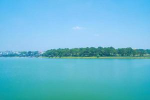 favolosa alba sul lago xuan huong, nel centro di lat city, provincia di lam dong, vietnam. questo lago artificiale nel centro della città è il luogo preferito dai turisti e dai locali per le passeggiate. foto