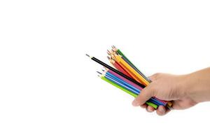 la mano dell'uomo asiatico tiene in mano molte matite colorate, guidate da una matita di colore nero su sfondo bianco. tracciato di ritaglio. foto