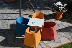 sedie da giardino colorate foto